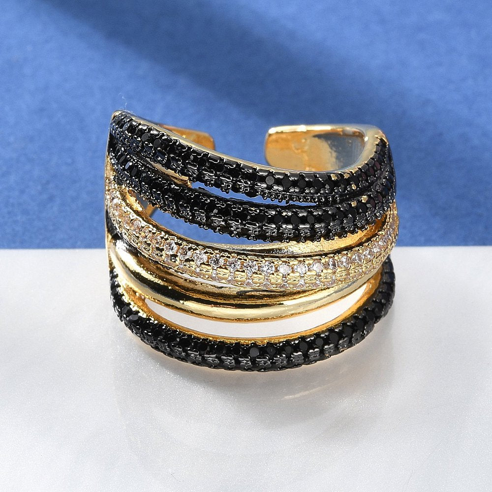 Anillo con líneas de Circonias Negras y Transparentes