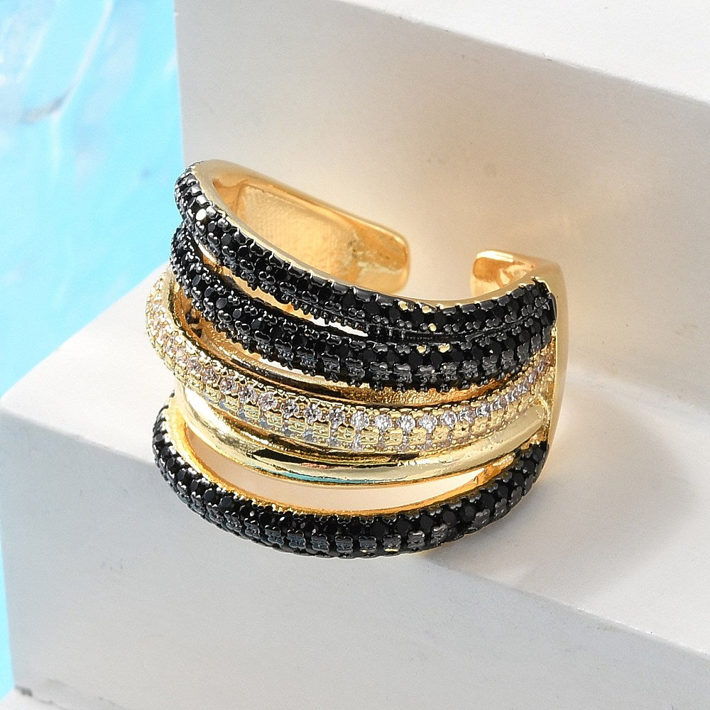 Anillo con líneas de Circonias Negras y Transparentes